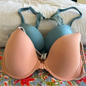 2/25 Victoria’s Secret 32DD excellent condition front closure bras